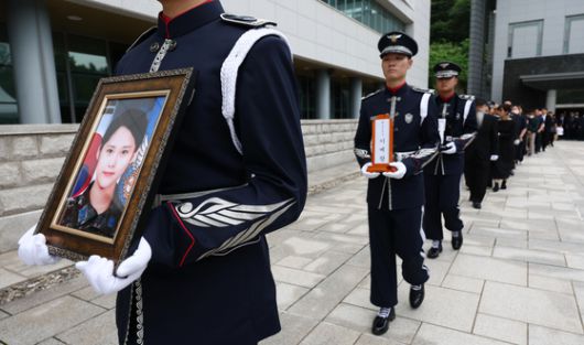지난해 7월 20일 서울 동작구 국립서울현충원에서 열린 고(故) 이예람 중사 봉안식에서 봉안을 위해 고인의 영정사진과 유해가 충혼당으로 이동하고 있다. 연합뉴스