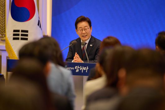 이재명 대통령이 3일 서울 종로구 청와대 영빈관에서 열린 취임 첫 공식 기자회견 '대통령의 30일, 언론이 묻고 국민에게 답하다'에 참석해 기자들의 질문에 답하고 있다. 대통령실 제공