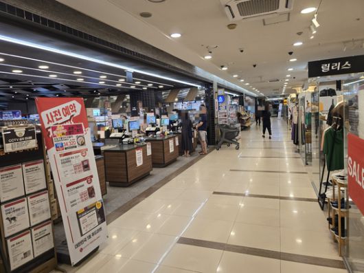 아카데미스위트 단지 지하에 있는 상가. 지하상가와 지상상가 모두 라성건설이 보유하고 있다. 함종선기자