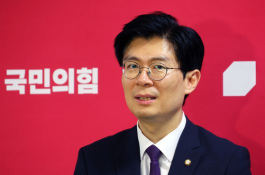 조정훈 국민의힘 의원이 지난해 8월 14일 국회에서 열린 제22대 총선 백서 특별위원회 제15차 전체회의를 마친 뒤 취재진 질문에 답하고 있다. 연합뉴스