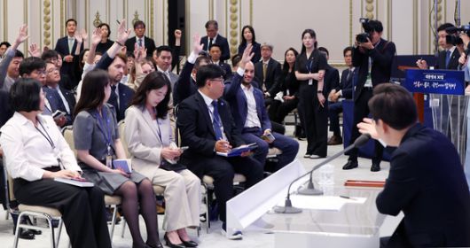 이재명 대통령이 3일 청와대 영빈관에서 열린 '대통령의 30일, 언론이 묻고 국민에게 답하다' 기자회견에서 외신기자의 질문을 받고 있다. 대통령실사진기자단