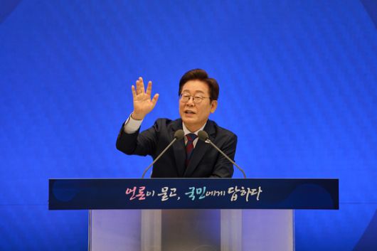 이재명 대통령이 3일 서울 한남동 관저에서 열린 국회 비교섭단체 지도부와의 오찬회동에서 참석자들의 발언을 경청하고 있다. 대통령실 제공.