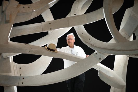 요크셔 조각 공원 전시장을 찾은 윌리엄 켄트리지. [사진 연합뉴스]