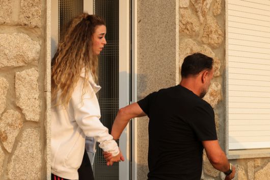 디오고 조타의 아내 루테 카르도소가 3일(현지시간) 남편의 시신이 안치된 영안실을 떠나고 있다. 로이터=연합뉴스