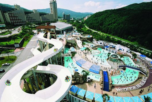 하늘에서 본 휘닉스파크의 워터파크 블루캐니언. 사진 휘닉스 호텔앤드리조트