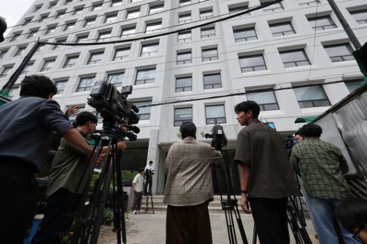 김건희 여사 의혹을 수사하는 민중기 특별검사팀이 3일 오전 서울 종로구 삼부토건에 대한 압수수색에 돌입한 가운데 취재진이 대기하고 있다. 뉴스1