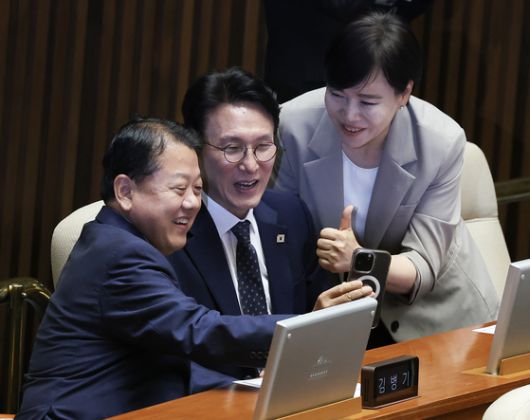 김민석 국무총리 후보자가 3일 국회 본회의에서 자신에 대한 임명동의안 투표를 마치고 이동하고 있다. 연합뉴스