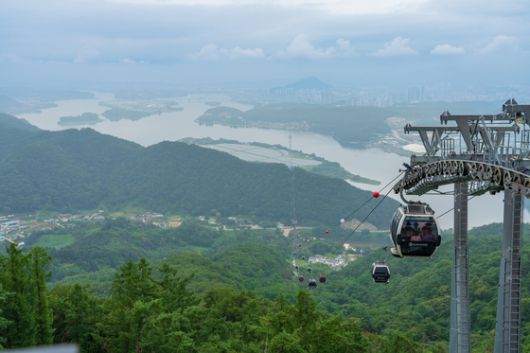 삼악산 호수케이블카. 국내 최장(3.61㎞) 케이블카로, 의암호를 한눈에 내려다볼 수 있다.