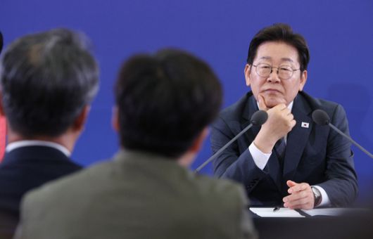 이재명 대통령이 4일 대전 유성구 대전컨벤션센터에서 열린 국민소통 행보, 충청의 마음을 듣다 '충청의 꿈 다시 키우다'에서 참석자들의 질문을 받고 있다. 대통령실사진기자단