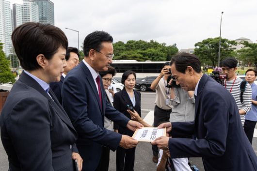 유상범 국민의힘 원내운영수석부대표와 김은혜 원내정책수석부대표를 비롯한 의원들이 4일 서울 용산구 대통령실 앞에서 우상호 정무수석에게 항의서한을 전달하고 있다. 국민의힘은 이날 추가경정예산(추경)안에 대한 여야 합의가 최종 결렬된 책임이 더불어민주당의 대통령실 특수활동비(특활비) 증액 요구에 있다며, 대통령실을 찾아 대국민 사과를 요구하는 항의서한을 전달했다. 뉴스1