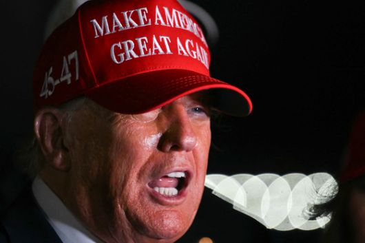 도널드 트럼프 미국 대통령이 4일(현지시간) 새벽 메릴랜드주 앤드루스 합동 기지에 도착해 기자들과 이야기를 나누고 있다. AFP=연합뉴스