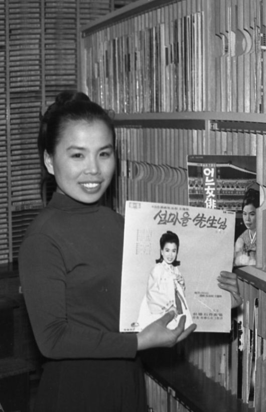 1967년 발표한 '섬마을 선생님' 앨범을 들고 있는 이미자의 젊은 시절 모습.
