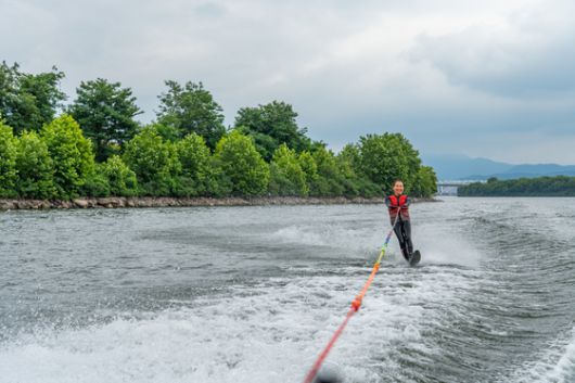 수면이 잔잔한 의암호는 수상스키를 즐기는 데 최적의 환경을 갖췄다.