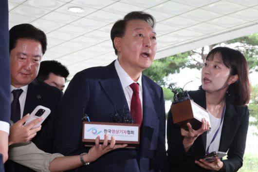 윤석열 전 대통령이 지난달 28일 오전 대면 조사를 받기 위해 서울 서초구 서울고검에 마련된 내란특검 사무실로 출석하고 있다. 뉴시스