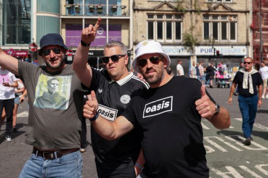 오아시스 공연 보러 온 팬들. 로이터=연합뉴스