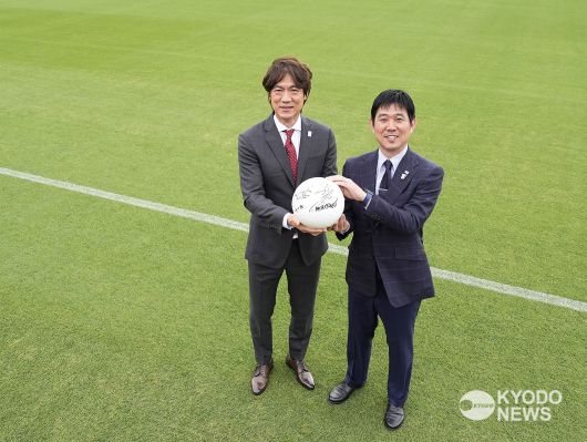 홍명보(왼쪽) 한국축구대표팀 감독과 모리야스 하지메 일본축구대표팀 감독이 양국 수교 60주년을 기념한 특별 대담을 했다. [사진 교도통신]
