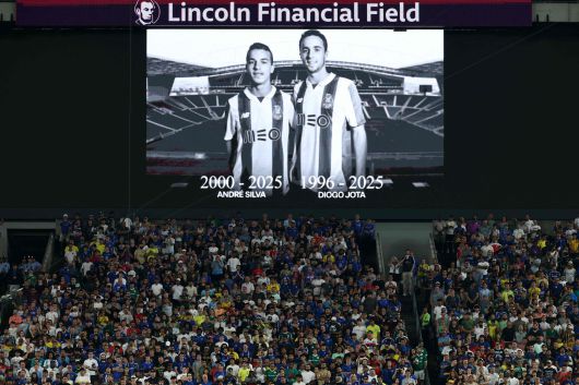 5일 첼시와 파우메라이스의 클럽월드컵 8강전을 앞두고 경기장 스크린에 디오고 조타와 그의 동생 안드레 실바를 추모하는 영상이 나왔다. [AFP=연합뉴스]