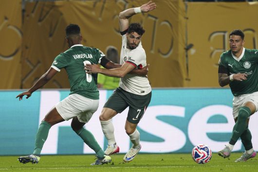 대표팀 동료 조타의 갑작스러운 사망에도 경기에 출전해 최선을 다한 첼시 페두로 네투(가운데). [AP=연합뉴스]