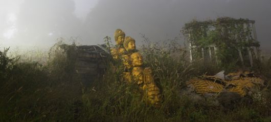 박찬경 작가가 기획한 '아득한 오늘' 전에 나온 조현택 작가 사진 '조각난 두상들' [사진 국제갤러리]