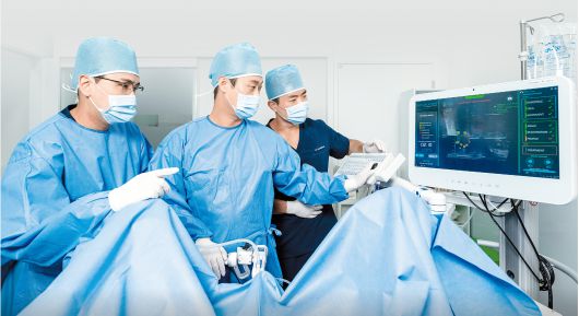 서울베스트비뇨의학과 유상현·안치현·조민현 원장(왼쪽부터)이 아쿠아블레이션 수술을 논의하고 있다. 김동하 객원기자