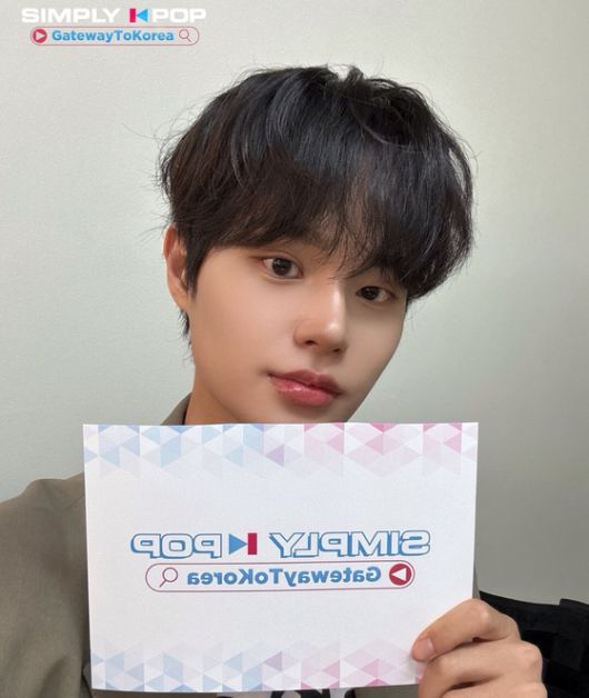 자신을 사랑하는 방법으로 관리를 꼽은 대휘는 "좋은 음식을 먹는 게 중요하다"고 말했다.사진은 직접 끓인 차돌박이 된장찌개를 들고 있는 모습. 사진 나승보(스튜디오 설담)