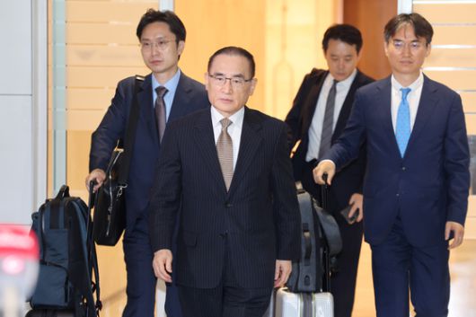 위성락 국가안보실장이 방미 일정을 위해 6일 인천국제공항을 통해 미국 워싱턴DC로 출국하고 있다. 최희덕 외교비서관 등이 동행했다. 연합뉴스