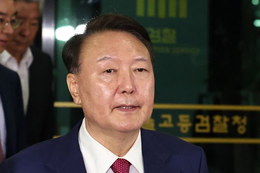 윤석열 전 대통령이 지난 5일 내란 특검팀의 2차 소환 조사를 받기 위해 특검팀이 있는 서울 서초구 서울고검에 출석하고 있다. 연합뉴스