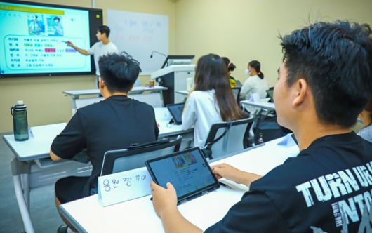 지난 3일 대전시 대덕구 한남대에서 '2025학년도 여름학기 한국어 연수'에 참가한 외국 학생들이 한국어를 배우고 있다. [사진 한남대]