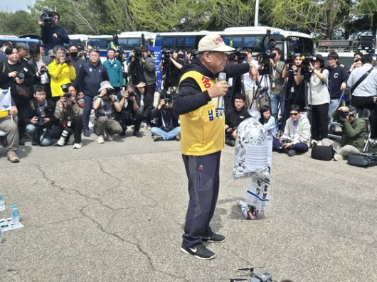 지난 4월 23일 오전 경기도 파주시 임진각에서 파주지역 시민단체 ‘평화위기파주비상행동’이 기자회견을 열고 납북자가족모임의 대북전단 살포 시도를 규탄하고 있다. 전익진 기자