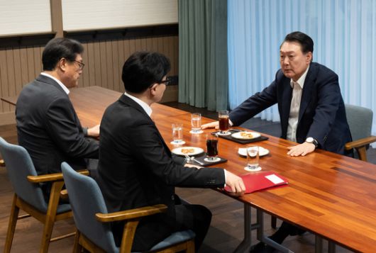 〈YONHAP PHOTO-4532〉 윤석열 대통령, 국민의힘 한동훈 대표와 면담   (서울=연합뉴스) 홍해인 기자 = 윤석열 대통령이 21일 서울 용산 대통령실 앞 파인그라스에서 국민의힘 한동훈 대표를 만나 대화하고 있다.   이 자리에는 정진석 대통령 비서실장이 배석했다. 2024.10.21 [대통령실 제공. 재판매 및 DB 금지]   hihong@yna.co.kr/2024-10-21 18:12:13/ 〈저작권자 ⓒ 1980-2024 ㈜연합뉴스. 무단 전재 재배포 금지, AI 학습 및 활용 금지〉