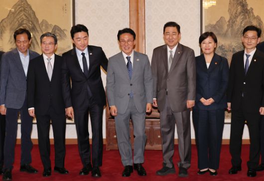 김민석 국무총리가 6일 서울 종로구 삼청동 총리공관에서 열린 고위당정협의회에서 더불어민주당 김병기 대표 직무대행 겸 원내대표, 강훈식 대통령 비서실장 등 참석자들과 기념촬영을 한 후 회의장으로 향하는 모습. 연합뉴스