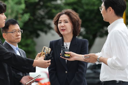 이진숙 교육부 장관 후보자가 지난달 30일 오전 서울 여의도 한국교육시설안전원에 마련된 인사청문회 사무실로 출근하며 취재진의 질의에 답변하고 있다. 뉴스1