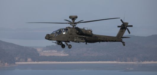 김명수 합참의장이 지난 1월 24일 경기도 이천시 육군항공사령부 예하 아파치 항공대대에서 공격헬기 아파치에 탑승해 지휘비행을 하며 군사대비태세를 점검하고 있다. 사진 합참