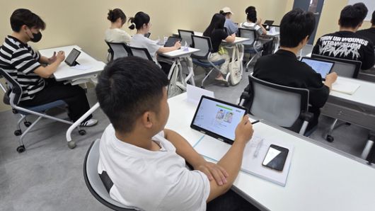 지난 3일 대전시 대덕구 한남대에서 '2025학년도 여름학기 한국어 연수'에 참가한 외국 학생들이 한국어를 배우고 있다. 신진호 기자