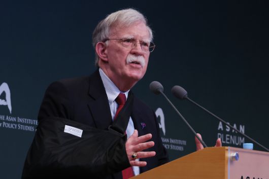 2023년 4월 한국을 방문한 존 볼턴 전 미국 백악관 국가안보보좌관이 그랜드하얏트 서울에서 ‘한·미 동맹 70주년과 그 이후’라는 주제로 열린 국제포럼 ‘아산 플래넘 2023’에서 연설하고 있다. 그는 이 자리에서 “단기적으로 미국이 한반도에 전술 핵무기를 재배치해야 한다”고 주장했다. 연합뉴스