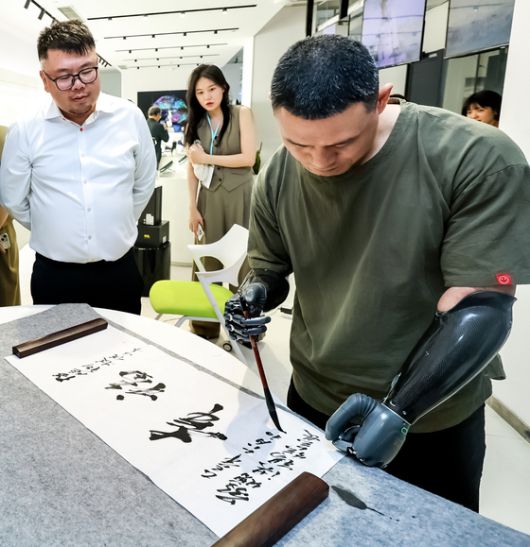 '평화 오디세이'가 딥로보틱스를 찾았다. 첫줄 왼쪽부터 이준호 한국 화웨이 부사장, 백서인 한양대 교수, 유영화 한국 화웨이 상임고문, 엄윤설 에이로봇 대표, 이희옥 성균관대 교수, 둘째 줄 왼쪽부터 한상호 김앤장 변호사, 염재호 태재대 총장, 최갑렬 삼일건설 회장, 이광형 KAIST 총장, 박문수 미래와가치 회장, 홍석현 한반도평화만들기 이사장, 윤병세 전 외교부 장관, 오세정 전 서울대 총장, 신정승 전 주중대사, 이정동 서울대 교수, 조용병 은행연합회 회장, 이철규 국회의원, 마지막 줄 왼쪽부터 김병연 서울대 석좌교수, 이경일 솔트룩스 대표, 윤태성 KAIST 교수, 차문중 삼성글로벌리서치 사장, 윤영관 전 외교부 장관, 이혁 전 주베트남대사, 주완 김앤장 변호사, 이하경 중앙일보 대기자, 김진호 단국대 교수, 정유신 서강대 교수, 조윤제(얼굴 가림) 전 주미대사, 임종인 고려대 명예교수, 최병일 이화여대 명예교수, 박재근 한양대 교수, 최현만 전 미래에셋증권 회장, 이창민 한국외대 교수, 서민준 KAIST 교수, 김상배 서울대 교수, 전병서 중국경제금융연구소장, 김용학 전 연세대 총장. 송호근 한림대 교수와 정동영 국회의원도 참여했다. 장진영 기자