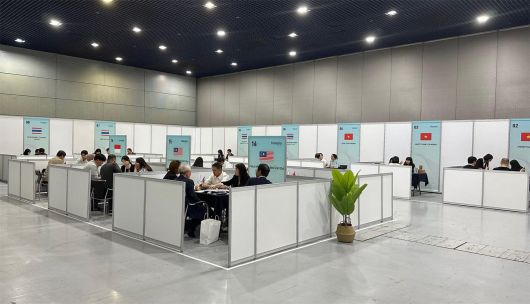 2025 홈케어·재활·복지 전시회에서 해외 구매자(바이어) 수출상담회가 진행되고 있다.