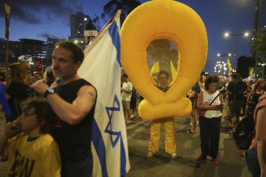 지난 5일 이스라엘 텔아비브에서 시민들이 종전과 인질 석방을 요구하는 시위를 벌이고 있다. AP=연합뉴스