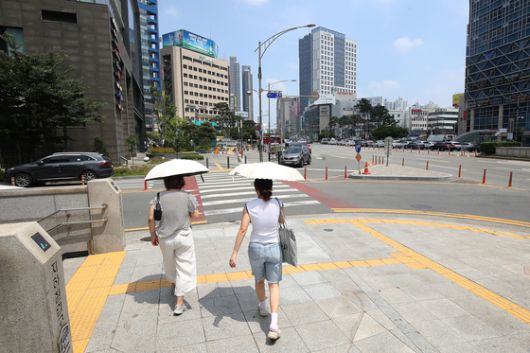 절기상 '소서(小暑)'인 7일 대구는 폭염특보가 열흘 넘게 이어지고 있다. 불볕더위가 연일 기승을 부리는 가운데 이날 오후 중구 반월당사거리 주변 도심이 한산한 모습이다. 뉴스1