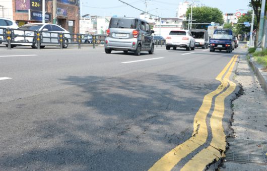 울산전역에 폭염경보가 내려진 7일 오전 울산 중구 한 주유소 앞 도로가 폭염에 휘어져 있다.뉴시스