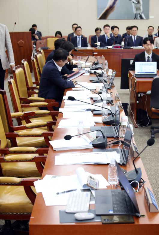 7일 서울 여의도 국회에서 열린 과학기술정보방송통신위원회 전체회의에서 국민의힘 위원석이 비어있다. 국민의힘 위원들이 방송 3법(방송법,방송문화진흥회법,한국교육방송공사법)과 관련해 최민희 위원장과 더불어민주당 위원들에게 항의하며 퇴장했다.뉴시스