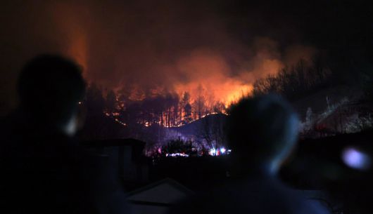지난 3월 27일 오후 경남 산청군 시천면 야산에서 산불이 확산하고 있다. 연합뉴스