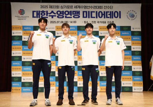8일 충북 진천 국가대표 선수촌에서 열린 대한수영연맹 미디어데이에서 나란히 기념 촬영을 한 남자 계영ｍ 대표팀. 왼쪽부터 김영범, 김우민, 황선우, 이호준. 연합뉴스
