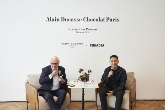 이날 좌담회엔 한국의 미쉐린 3스타 레스토랑 '밍글스'의 강민구 셰프(사진 오른쪽)가 참석했다. 사진 테라로사