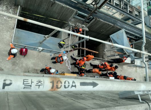 소방 당국이 7일 오전 인천 굴포하수종말처리장에서 맨홀 사고 실종자 수색 작업을 하고 있다.사진 인천소방본부