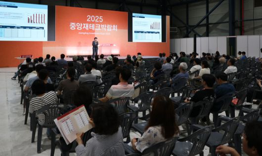 서울 강남구 세텍(SETEC)에서 열린 ‘2025 중앙재테크박람회’에서 관람객들이 성현정 NH투자증권 도곡프리미어블루 센터장(이사)의 강연을 듣고 있다. 중앙포토
