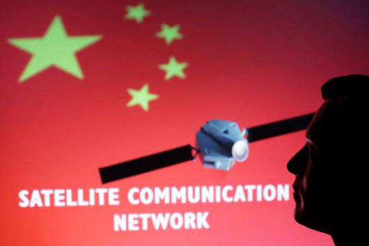 인공위성 네트워크와 중국 국기를 합성한 이미지. 로이터=연합뉴스
