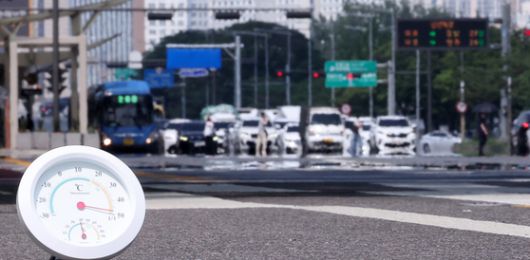 서울 기온이 37.1도까지 오르면서 근대적인 기상관측을 시작한 이래 7월 상순 기온으론 역대 최고치를 기록한 8일 서울 영등포구 여의도 일대 뜨겁게 달궈진 아스팔트 위로 아지랑이가 피어오르고 있다.뉴스1