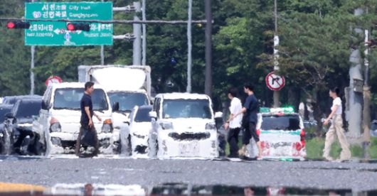 서울 기온이 37.1도까지 오르면서 근대적인 기상관측을 시작한 이래 7월 상순 기온으론 역대 최고치를 기록한 8일 서울 영등포구 여의도 일대 뜨겁게 달궈진 아스팔트 위로 아지랑이가 피어오르고 있다.  종전 서울(종로구 서울기상관측소 기준) 7월 상순 최고기온은 1939년 7월 9일 기록된 36.8도로 86년 만에 신기록이 세워졌다. 뉴스1