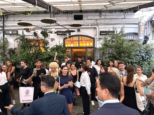 서울시가 이탈리아 밀라노에 마련한 K바이브 프롬 서울 팝업전시장을 방문한 인플루언서들. 밀라노(이탈리아)=문희철 기자